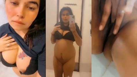 Big-Ass Chick Fingers Pussy in Desichudai