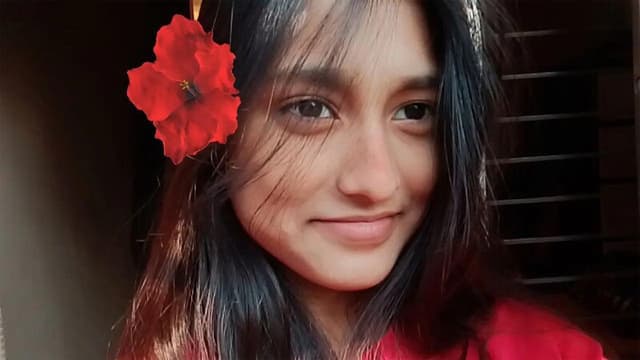 Cute Sexy Girl Showing & Fingering Mms